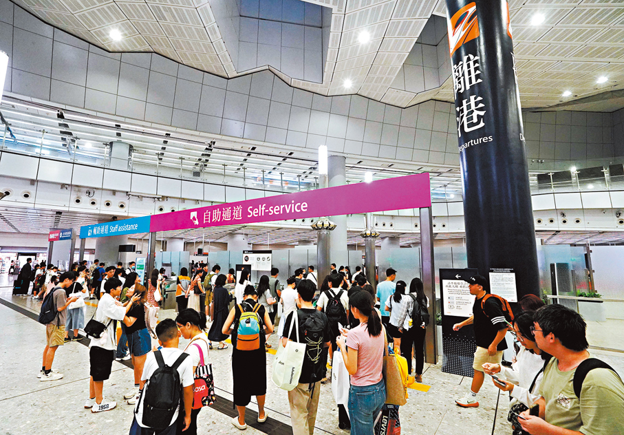 ●連續8天的國慶黃金周昨日完結，不少內地旅客於西九龍站乘坐高鐵離港。 香港文匯報記者曾興偉 攝