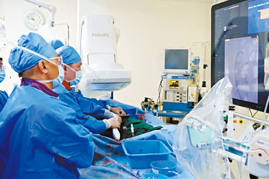 ●廣東省人民醫院通過「港澳藥械通」政策，引進血管內錨定系統，成功為一名患者「拆除」腹主動脈瘤。 資料圖片