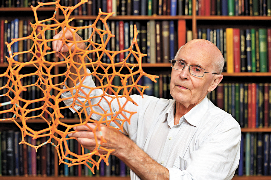 羅布森（88歲）  ●1962年獲得英國牛津大學博士學位，現任澳洲墨爾本大學教授。