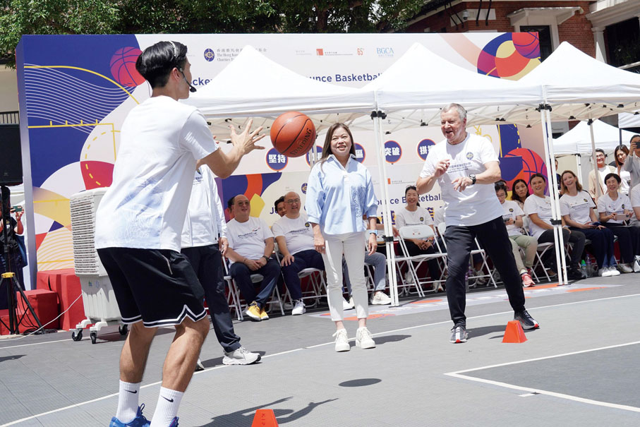 ●在「賽馬會越戰越強籃球計劃」啟動禮上，馬會行政總裁應家柏（右）與本地籃球新星及青年人互動交流；香港特區政府文化體育及旅遊局局長羅淑佩（中）也樂在其中。