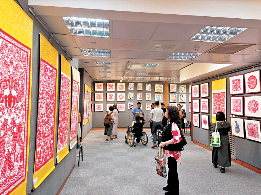 ●節日期間，不少市民來到展覽現場欣賞中華紙藝之美。