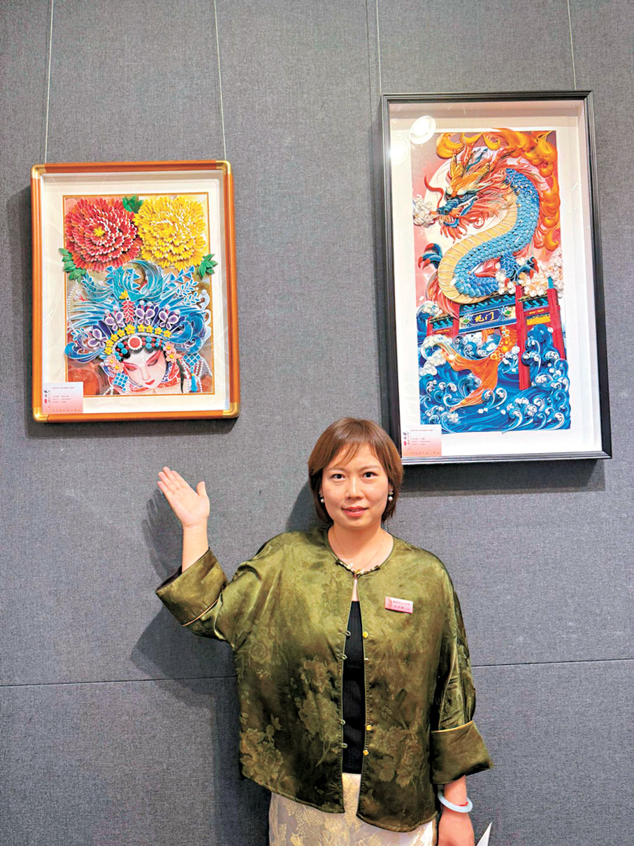 岳肖霞與《國色天香》（左）