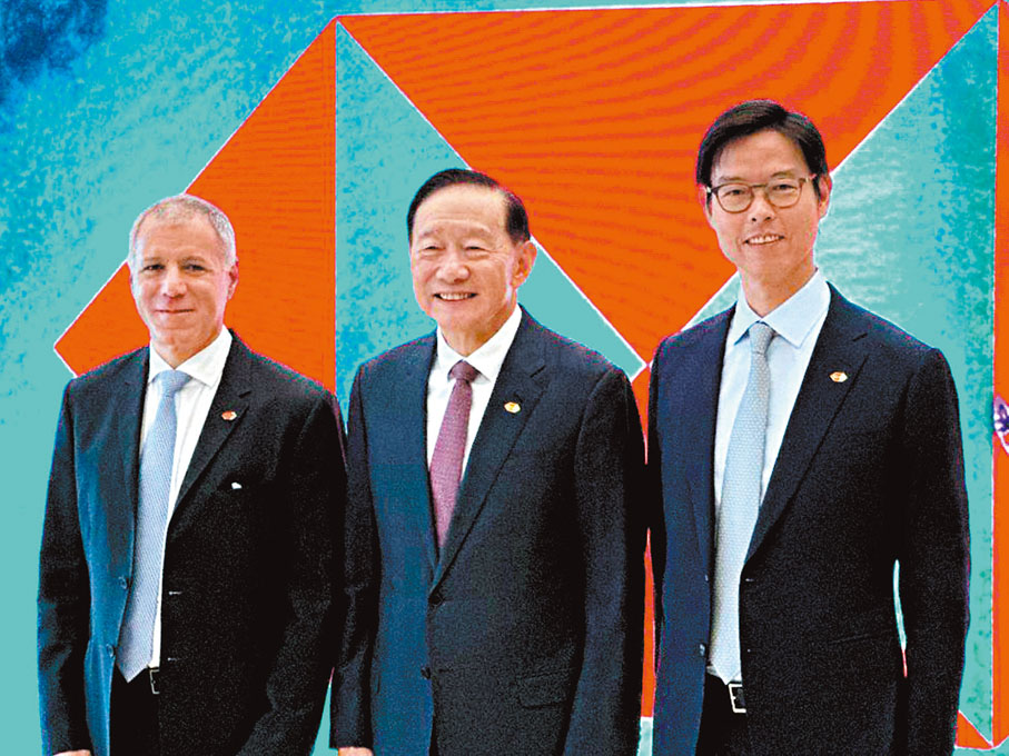 ●滙控行政總裁艾橋智（左）、滙豐亞洲及中東地區聯席行政總裁廖宜建（右）昨日見傳媒，香港上海滙豐銀行主席王冬勝（中 )亦有現身支持。香港文匯報記者馬翠媚  攝