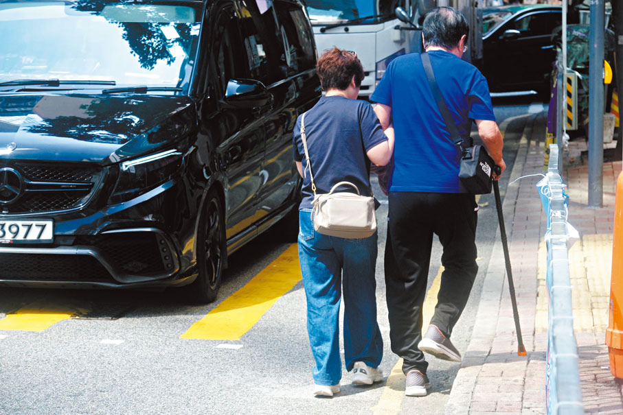 ●數據顯示，照顧者平均每星期需投入超過60小時照顧工作。香港文匯報記者涂穴  攝