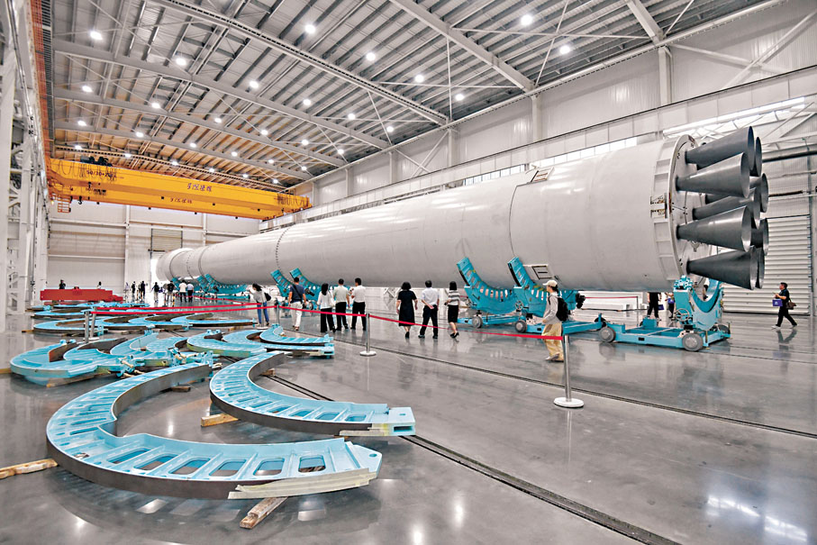 ●嘉賓參觀星際榮耀運載火箭總裝總測復用工廠。    中新社
