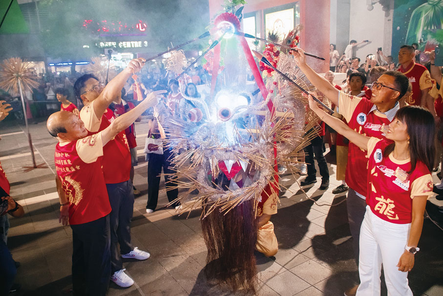 ●梁宏正、楊成偉、張佩珊、陳南坡主持點晴儀式。