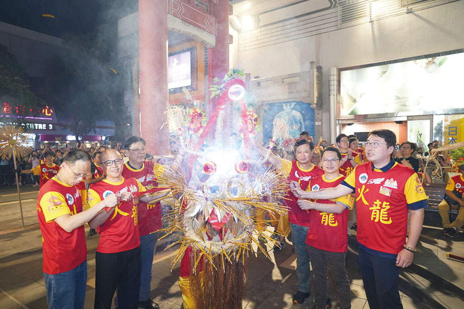 ●周厚立、蘇聰、陳子遷、何志堅、連喜慶、朱立威主持簪花掛紅儀式。