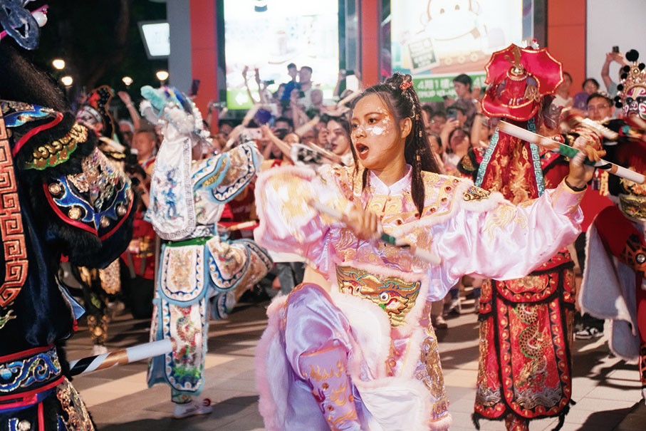 ●英歌舞隊盛裝打扮參與巡遊表演。