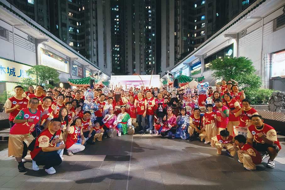 ●香港南區各界聯會理事長陳南坡與當晚演出團體合照。