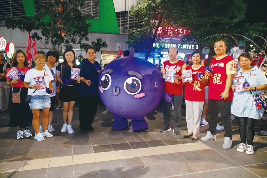 ●舞火龍盛會開始前派發「提防騙子」宣傳單張。