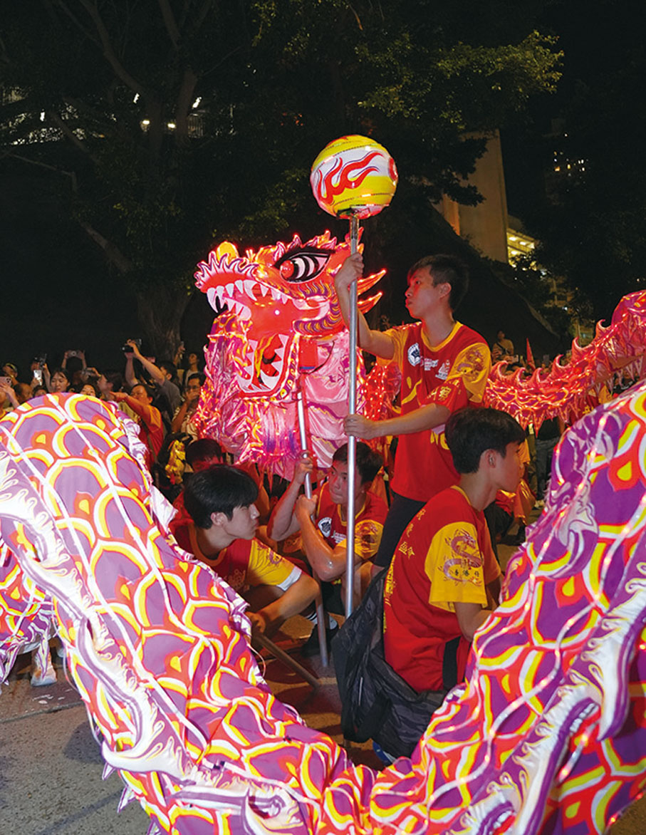 ●舞火龍隊伍中能看到「燈龍」「發光龍」「花式龍」等使用電動發光裝置的新式火龍。