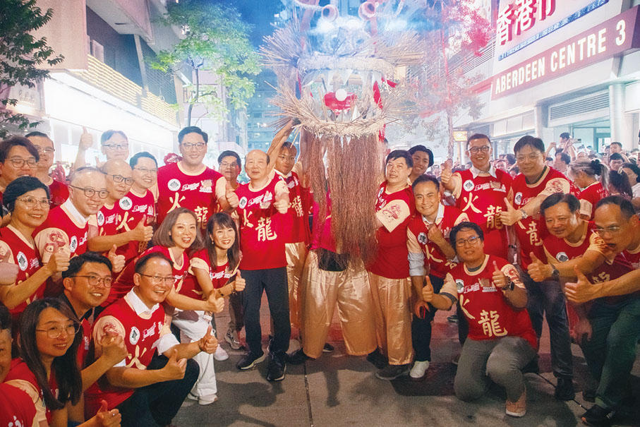 ●一眾嘉賓與龍頭合照。