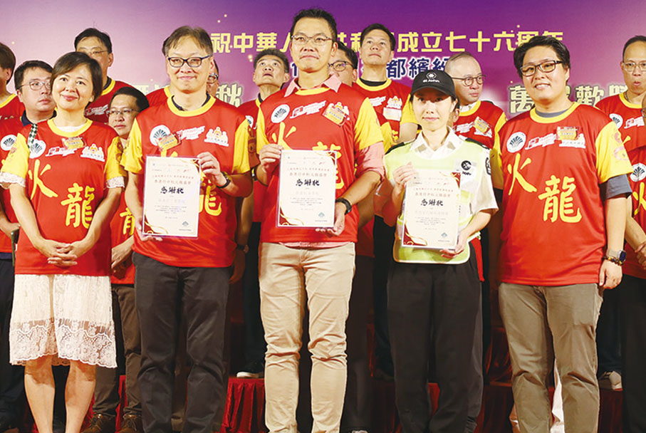 ●廉政公署首席廉政教育主任（港島及離島）林淑儀（左一）及香港南區各界慶典委員會執行主席、南區區議員彭兆基（右一）致送感謝狀予香港仔工業學校校長沈明輝（左二）、香港航海學校副校長梁文傑（中）、香港聖約翰救護機構代表（右二）。