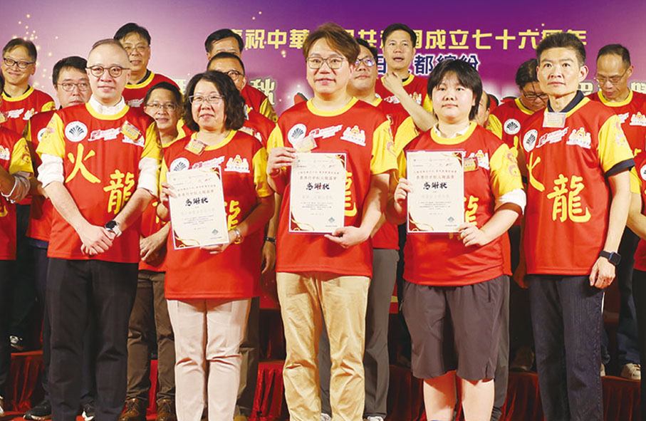 ●立法會議員陸瀚民（左一）及香港西區警區指揮官葉嘉儀（右一）致送感謝狀予東華三院鶴山學校校長陳世剛（中）、聖公會置富始南小學校長宋曼茹（左二）、明愛莊月明中學代表教師葉一琳（右二）。