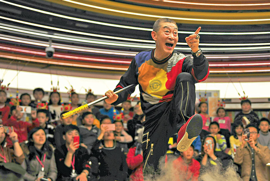 ●六小齡童在簽售西遊相關圖書作品時即興表演。 資料圖片