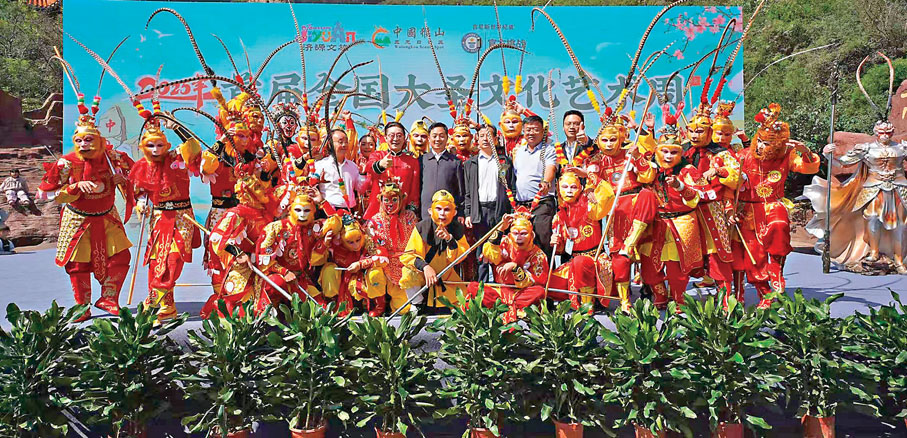 ●六小齡童日前參與在河南省濟源市舉辦的「2025 年首屆全國大聖文化藝術周暨中國猴山猴王爭霸賽」活動。