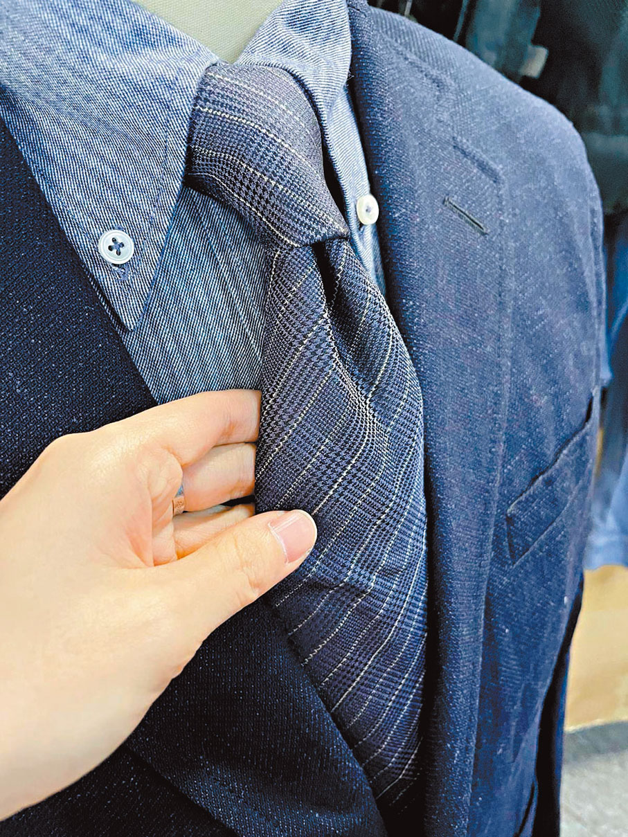 ●李哲坤飾演的仔仔西裝為麻棉布料質感。 受訪者供圖