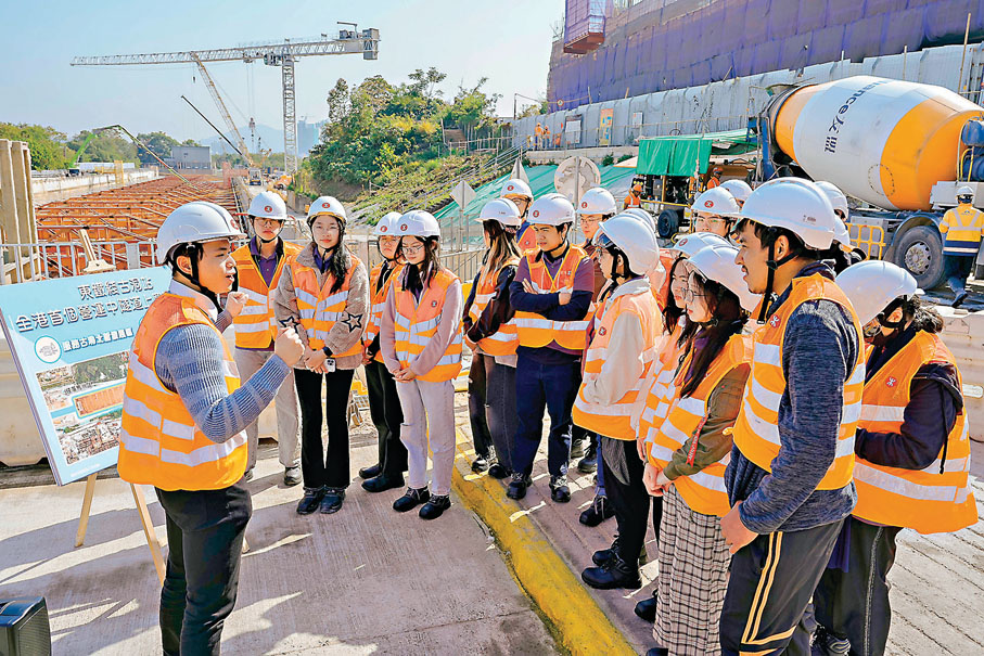 ●青年鐵路大使認真聆聽港鐵工程師介紹古洞站項目。