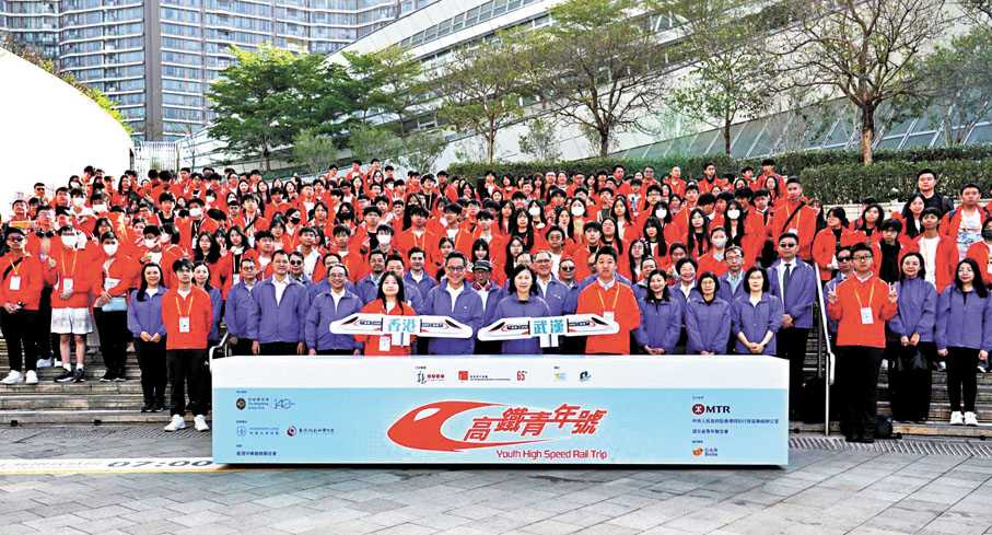●每年有數百名學生透過「高鐵青年號」計劃了解香港加入高鐵網絡對融入國家發展的重要性。