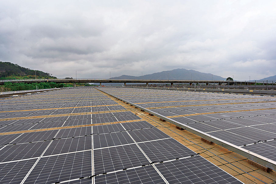 ●港鐵八鄉車廠安裝逾2,100塊柔性太陽能板。