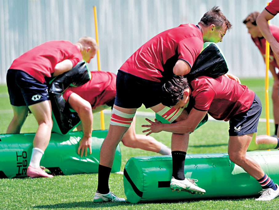 ●徐葦立年少志氣高，場上無懼壯漢衝鋒。