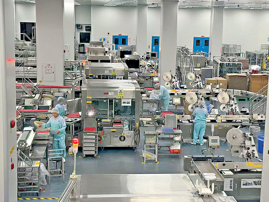 ●廣東提出「三招」發展產業園區，推園區標準化建設、「以園聚鏈」、強化財政與用地支持。圖為廣東江門一家港資企業食品的生產車間。香港文匯報記者盧靜怡  攝