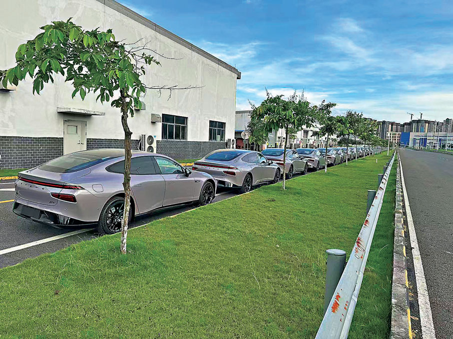 ●廣東肇慶一個汽車產業園聚集區，路邊是待測試的新能源汽車。 香港文匯報記者盧靜怡  攝