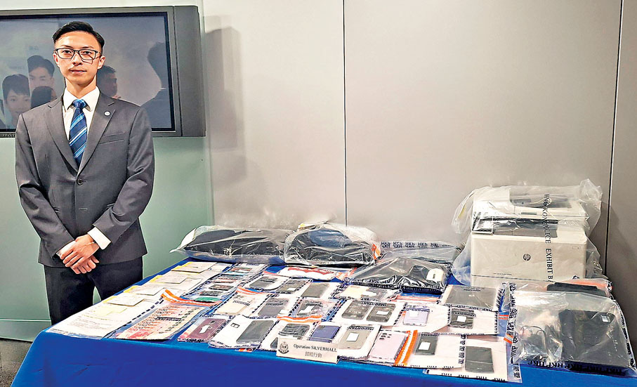 ●港島總區刑事部高級督察甘梓皓表示，在案中檢獲包括多部電腦 、手提電話、外置儲存裝置、信用卡等證物。香港文匯報記者鄧偉明  攝