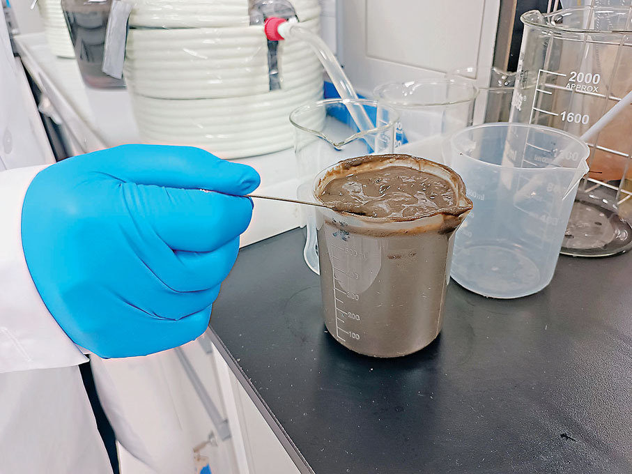 ●袁志國表示，污水處理後產生的污泥中除了化學能，氮、磷等營養物也具有回收價值。香港文匯報記者陸雅楠  攝