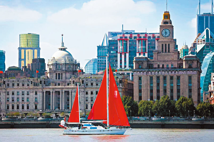 ●10月10日，「翟墨1號」經過上海外灘水域。 中新社