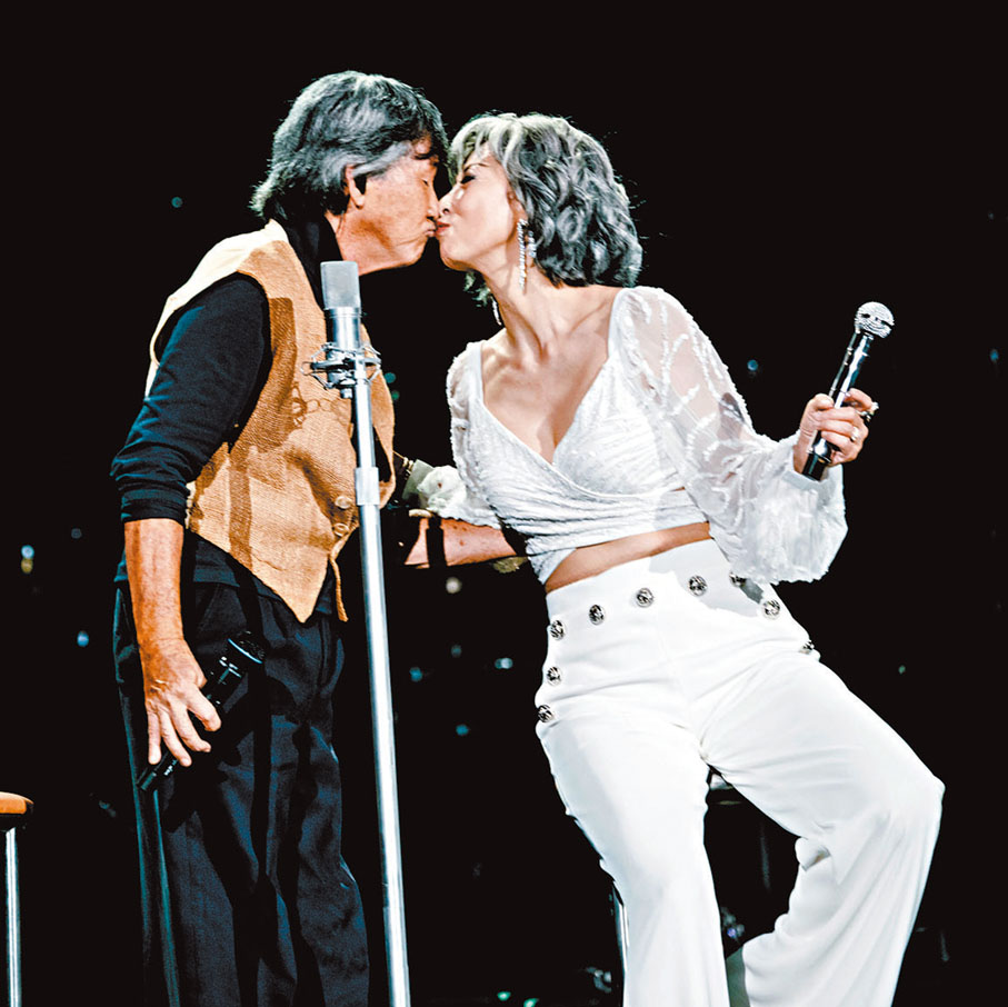 ●林子祥與葉蒨文深情擁吻。主辦方供圖