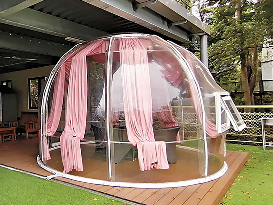 ●咖啡屋，全天候供應下午茶及特調飲品。