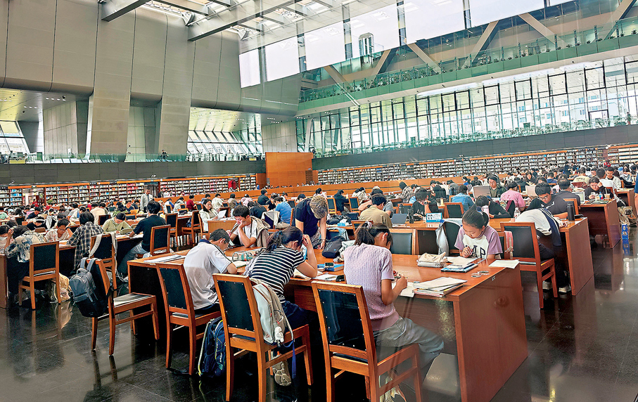 ●10月1日上午9時30分，國家圖書館總館北區中文圖書閱覽區已座無虛席。 