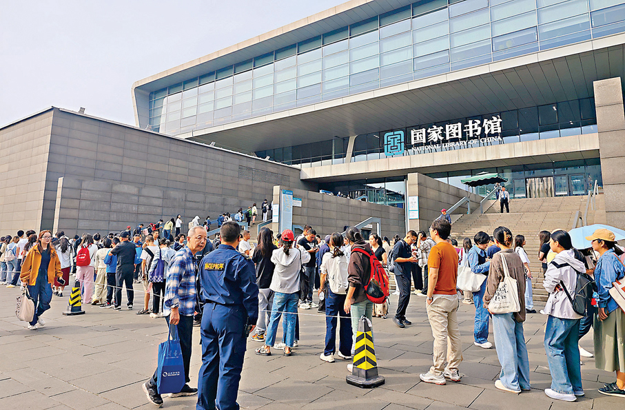 ●國家圖書館北區門口時經常會出現讀者大排「長龍」的景象。 