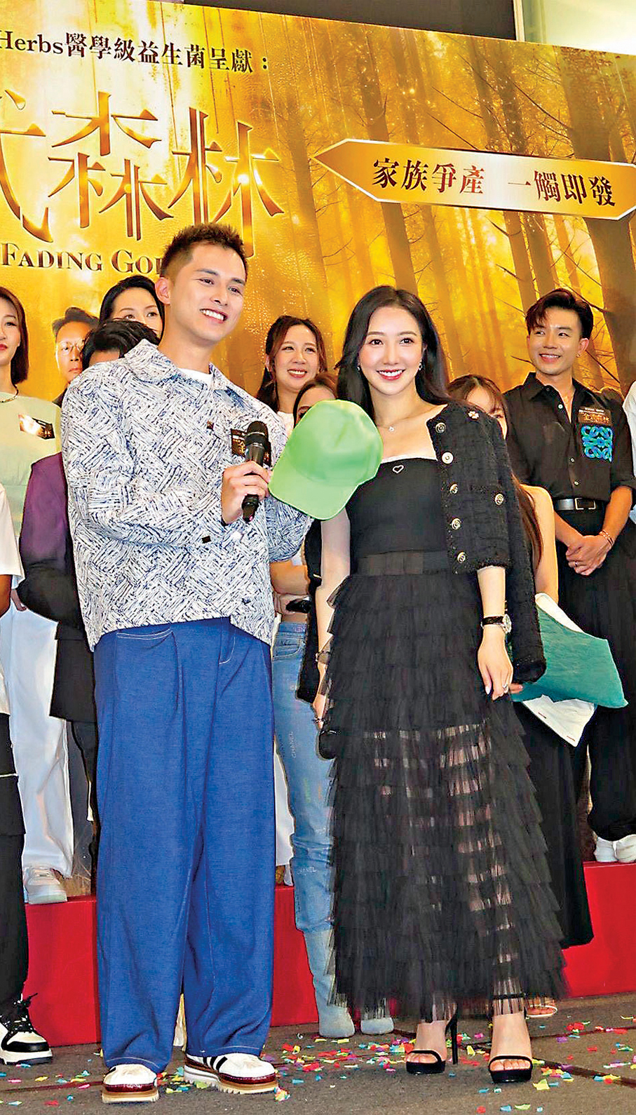 ●何廣沛拿着綠帽拍照。  香港文匯報記者阿祖  攝