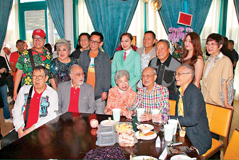 ●一班演藝圈人士趁機敘舊。 香港文匯報記者達里  攝