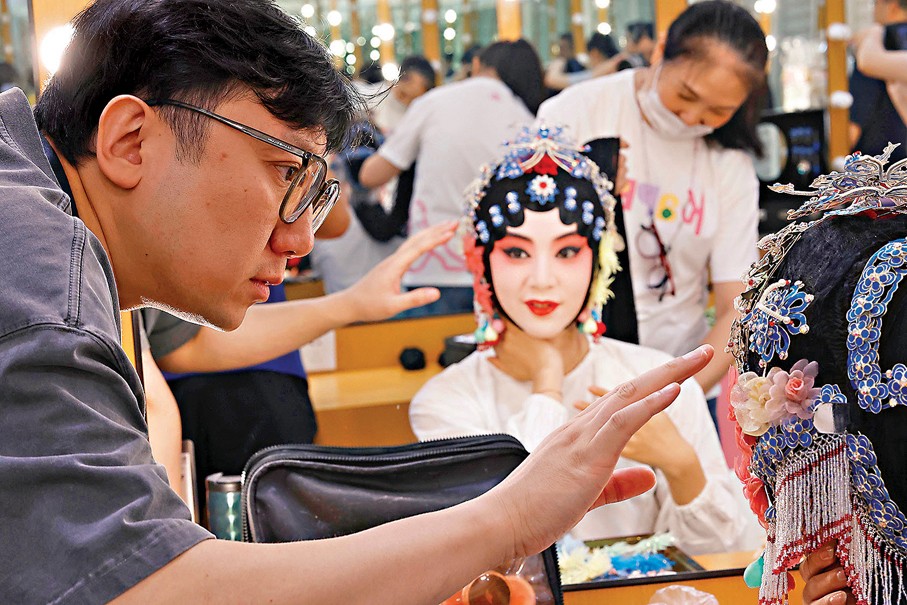 ●導演馬俊豐與演員單雯討論頭飾。