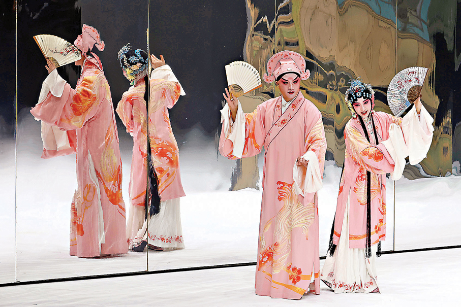 ●崑曲閨門旦演員單雯（右）和崑曲小生演員張軍在台上演出。