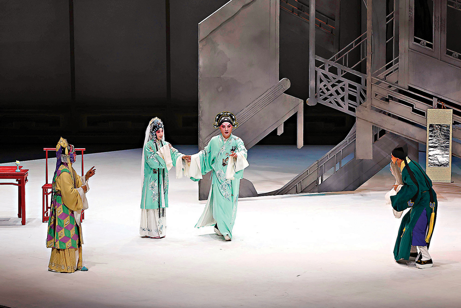 ●崑曲閨門旦演員單雯（左二）、崑曲小生演員張軍（右二）、崑曲丑角演員李鴻良（左一）和崑曲老生演員袁國良（右一）精彩的演出。