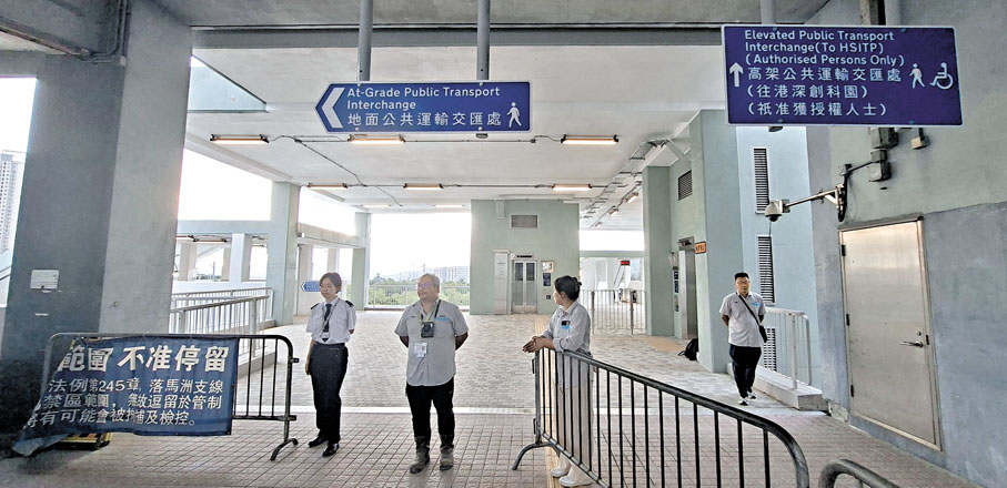 ●進入禁區範圍前設有圍欄，以及有指示牌標示「高架公共運輸交匯處（往港深創科園）（只准獲授權人士）」。有工作人員駐守，並詢問記者是否有相關登記證明，沒有相關證明便不得進入。 香港文匯報記者鄧偉明  攝
