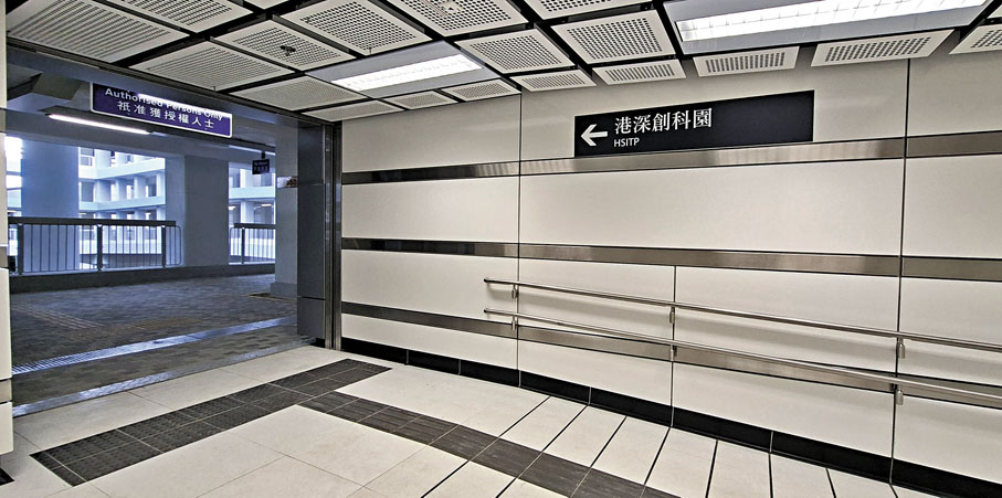 ●港鐵落馬洲站內已有多個港深創科園的指示牌。香港文匯報記者鄧偉明  攝
