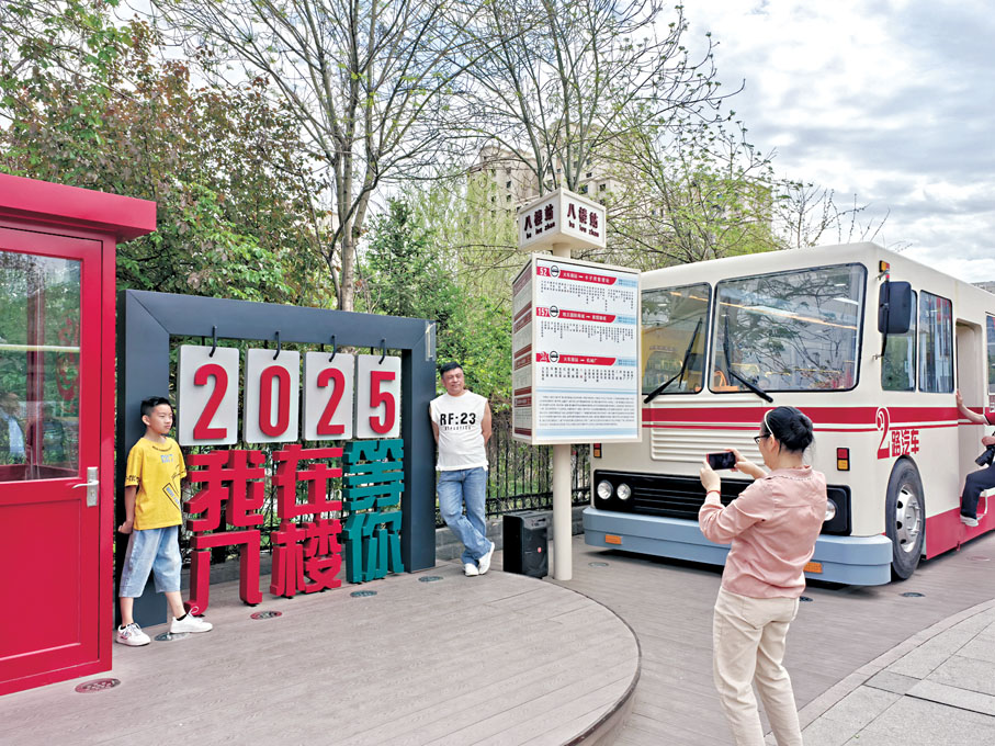 ●刀迷遊客在烏魯木齊的八樓主題車站打卡留念 。香港文匯報記者應江洪  攝