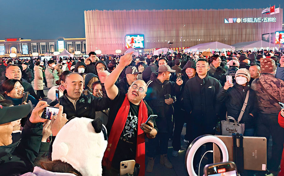 ●去年，一位打扮酷似刀郎的樂迷在北京場外動情歌唱。   資料圖片