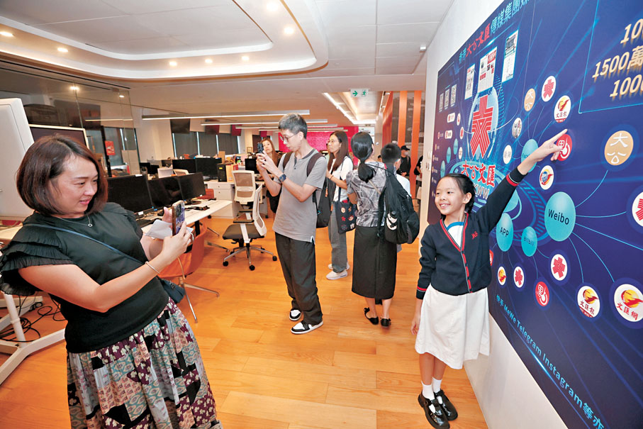 ●學生在香港大公文匯傳媒集團留影。