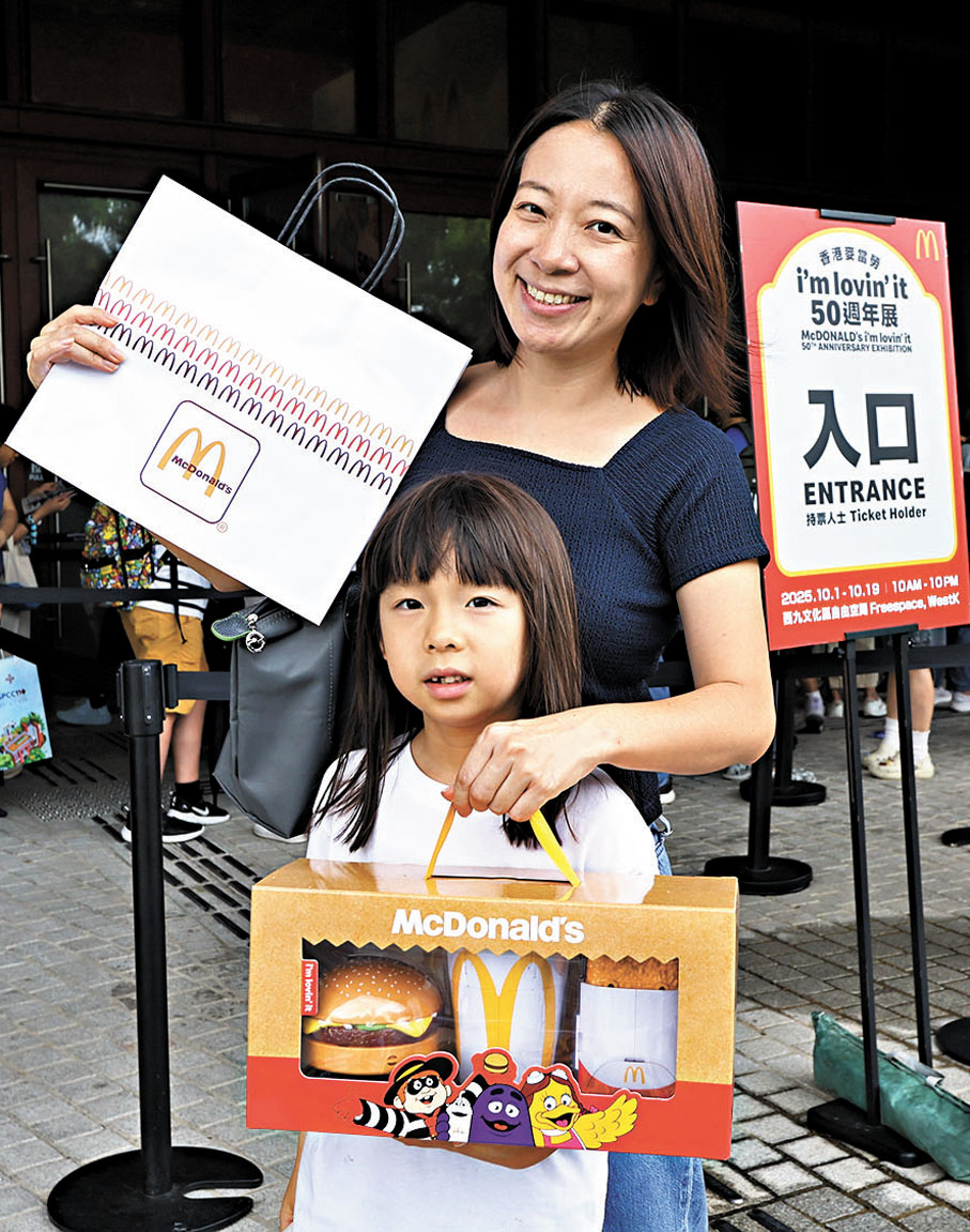 ●Wendy一家購買一套變形公仔紀念品。香港文匯報記者黃艾力  攝