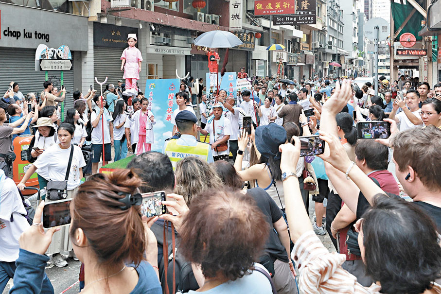 ●出巡隊伍所到之處吸引眾多市民及旅客圍觀拍照。香港文匯報記者北山彥  攝