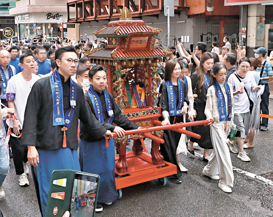 ●出巡隊伍由文武二帝的分靈神像帶領。香港文匯報記者北山彥  攝