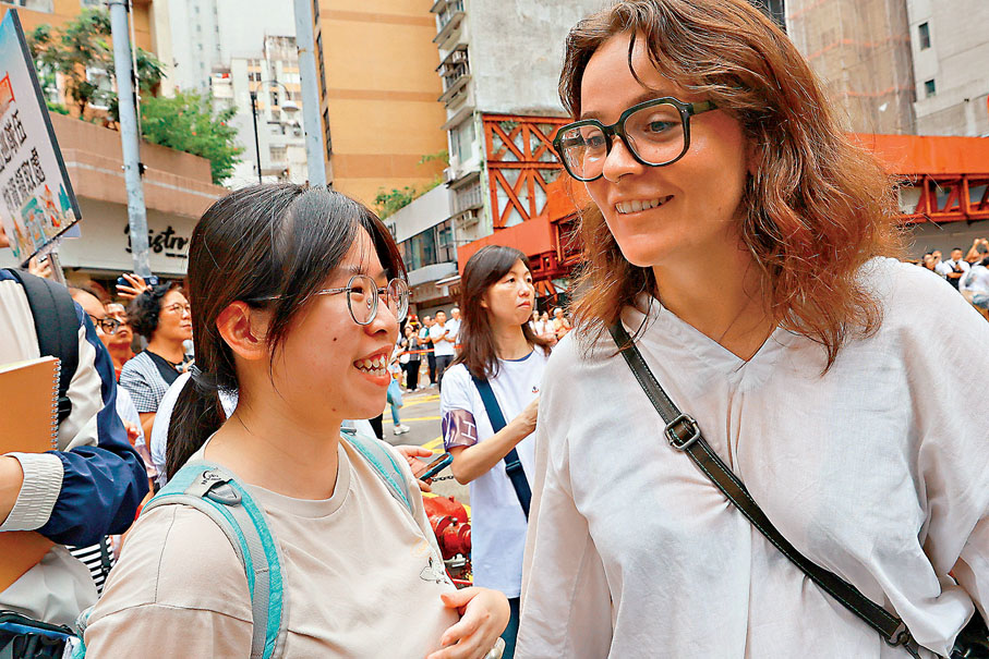 ●Maya Colturi（右）表示，從未觀看過如此盛大的活動場景。香港文匯報記者北山彥  攝