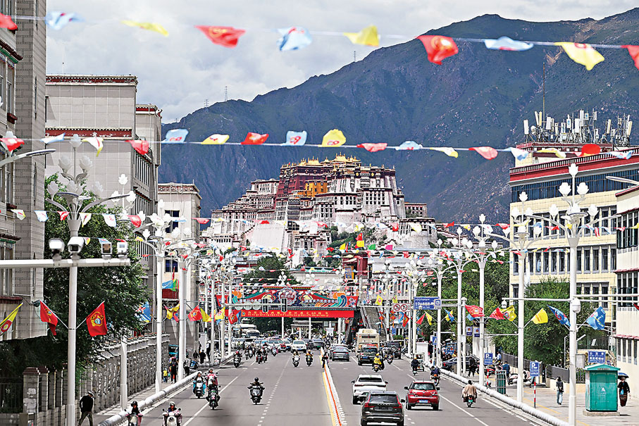 ●自稱「小椰」的美女旅遊博主藉挖掘「小眾景點」委託中國境內人員拍西藏軍事管理區。圖為拉薩市區主幹道。 資料圖片