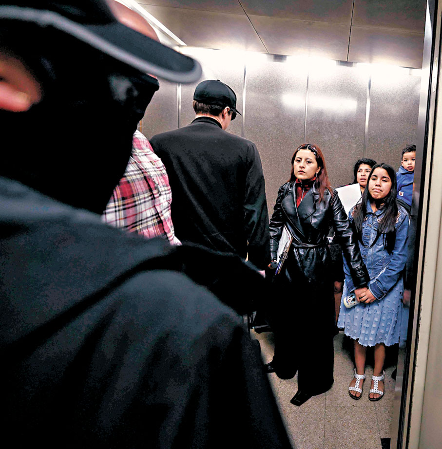 ●在紐約聯邦廣場移民法庭外，大批蒙面人員堵住電梯，試圖檢查一個疑是非法移民家庭的證件。 法新社